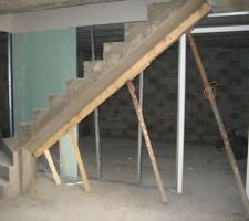 Escalier sous sol   porte buanderie