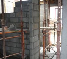 Mur cellier / cage d'escalier