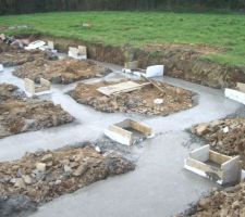 Partie garage et vue sur les coffrages des pieux.