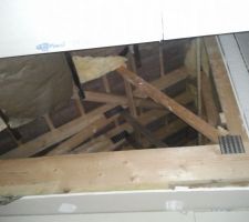 Isolation combles perdu en cours, sac pour condensation d&eacute;chir&eacute;, va &ecirc;tre chang&eacute;