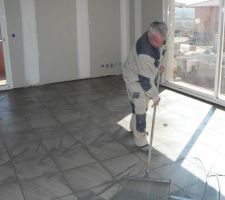 Le bourrage des joints du coin salon