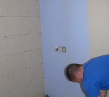 Collage des fa&iuml;ences de la salle d'eau &eacute;tage