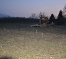 Tracé de la maison sur le terrain. 
Les engins sont là...Y'a plus qu'à démarrer !