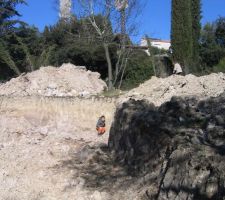 Heureusement elle ne saute pas dans le trou