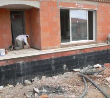 Le carrelage du trottoir