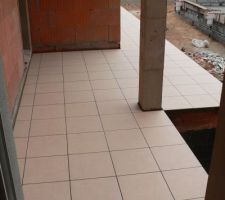 Le porche et le trottoir.