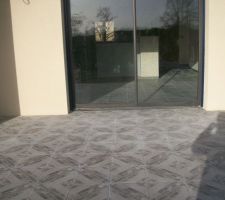 Le carrelage de la terrasse et le bar au fond