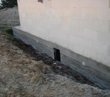Finition du vide sanitaire : les trous d'aération ont leurs grilles, le trou d'homme accès au vide sanitaire, l'enduit et le ciment pour la protection du vide sanitaire ...
