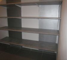 R&eacute;-am&eacute;nagement du cellier apr&eacute;s la peinture.