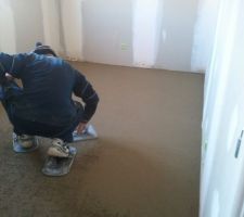 Chape de l'&eacute;tage en cours de lissage