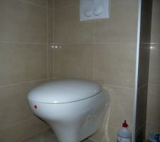 Cuvette suspendue "chamade" avec abattant amorti