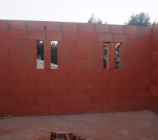 Les 2 fen&ecirc;tre de la chambre parentale face &agrave; la douche italienne et au dressing