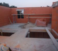 Vue de l'&eacute;tage avec les 2 vides qui se font face, celui de gauche correspond &agrave; l'escalier