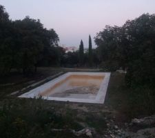 Vue de la fen&ecirc;tre de la chambre 3 sur la piscine du voisin