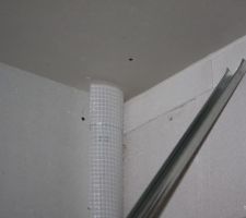 Détail de la pose de la membrane d'étanchéité à l'air   joints d'étanchéité entre placo du plafond et murs extérieurs