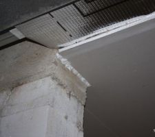 Détail joint placo du plafond avec mur porteur