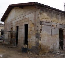 Remontage du mur avec de nouvelles pierres