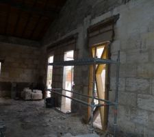 Remontage du mur avec de nouvelles pierres