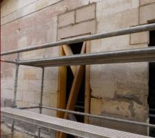 Remontage du mur avec de nouvelles pierres