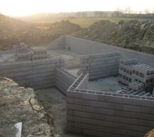 Vue sur la maçonnerie du garage et le début de la maison.