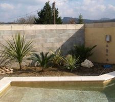 C'est le printemps, on peaufine les aménagements autour de la piscine.