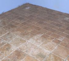 Le sol en travertin de la salle d'eau parentale