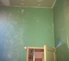 Salle de bain vu intérieur, reste la deuxième peau du plafond.