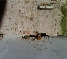 Vu pas le dessus de l'autre coté du mur, ca fissure un peu mais pas le choix.
je vous rassure tout de suite, la dalle n'a pas lâché (étayer par le dessous)