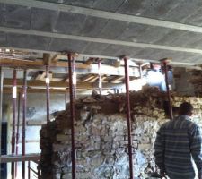 Fin de mâtiné, l'ouverture est fini et étayé, l'après midi sera consacré au linteau qui viendra supporter le mur encore au dessus.