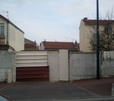 Mon nouveau portail puisque l'ancien propri&eacute;taire s'est tir&eacute; avec l'ancien portail ...
Je comptais pas le garder mais l&agrave;, quand m&ecirc;me, j'ai &eacute;t&eacute; pour le moins surprise.