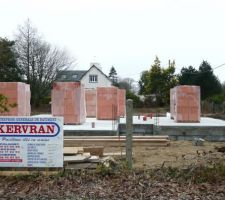 Arrivée des briques rouges sur le chantier !!!!