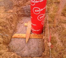 Photo de la base du poteau.