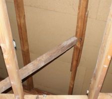 Lors du démontage des plafonds, nous avons découvert qu'un chevron avait vraisemblablement été cassé pendant la construction, et réparé à la va-vite.