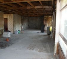 Vue de la façade sud, de l'intérieur. Le mur est en agglo de ciment.