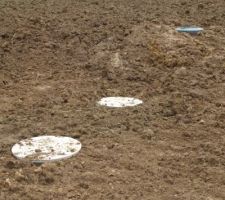 Voila la fosse qui a été posée,elle est en béton et fais 4000litres,un peu plus loin on peut apercevoir l'endroit ou se trouvera la pompe de relevage.