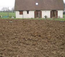 Le tertre a été posé,par chance il ne ressort pas trop de terre comparé a certain que j'ai pu voir.Il prend malgré ça beaucoup de place(90m2 à la base),ce qui va un peu nous pénaliser pour l'aménagement du jardin.Vous pouvez voir aussi que je vais devoir passer un sacré coup de motoculteur.