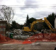 Fin de la premi&egrave;re journ&eacute;e de d&eacute;molition .