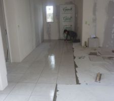 Pose du carrelage de la pièce de vie