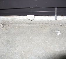 Amiante laissée apparente et encastrée dans le mur   vis auto-perforante susceptible d'entraîner des infiltrations