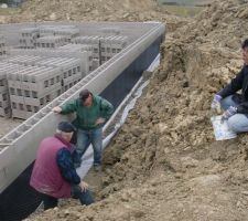 Géotextile, cailloux et drain mis en place ....