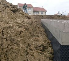 17h c'est fini pour aujourd'hui car pas de béton dans le mur ...on ne peut monter plus haut !!
