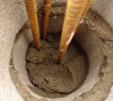 Chainages verticaux, avec leur cadre enleve. Scelle normalement chimiquement dans les fondations apres deplacement du VS. Doute du scellement -> chainage tenant juste avec le mortier?