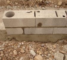 Mur de refend du VS, se trouvant a peu pres au centre de celui-ci, pour soutenir la dalle du RdC et un pilier pour la liaison entre le RdC et l'etage. Couche de mortier apparente (et fine!) a cote ou sur le bord de la fondation de ce mur, suite au deplcement de celui-ci apres mauvaise implantation