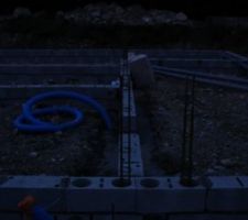 VS version initiale, avec vue des cadres sur les chainages verticaux et ceux-ci normalement lies avec les semelles filantes des fondations.