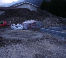 Vue de l'endroit ou les macons ont prepare le mortier et le beton. A meme la terre, avec une couche de sable quand meme entre la preparation et la terre !!!