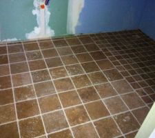 Le sol en travertin de la salle d'eau parentale