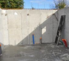 R&eacute;servation au fond pour la pi&egrave;ce technique.
mur en face &agrave; gauche arriv&eacute;e double flux air frais. sur le mur &agrave; droite r&eacute;servation air vici&eacute; double flux.
En bas dans le sol EP &eacute;lectricit&eacute; ect...
Le ma&ccedil;on &agrave; oubli&eacute; la grande r&eacute;servation du cofret &eacute;l&eacute;ctrique GTL (tr&egrave;s gros sur le plan pourtant...)&ccedil;a sent le piquagelol