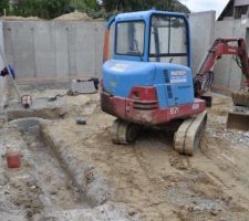 Pr&eacute;paration &agrave; gauche de la fausse pour la pompe de relevage (seul le lavabo de sous sol et les eau de pluie de la moiti&eacute; de la cour sont relev&eacute;e).
Au milieu un siphon pour nettoyer la cave au jet d'eau lui aussi relev&eacute; par la pompe.