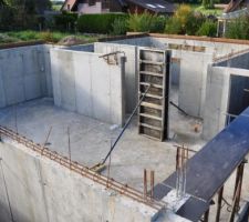 Pr&eacute;paration ceinture de dalle RDC   balacon de l'entr&eacute;e principale &agrave; droite.