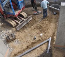 &agrave; gauche l'&eacute;vacuation du lavabo de sous sol. vers l'arri&egrave;re direction la pi&egrave;ce technique.
vers la gauche du futur birco &agrave; la pompe de relevage dans le trou